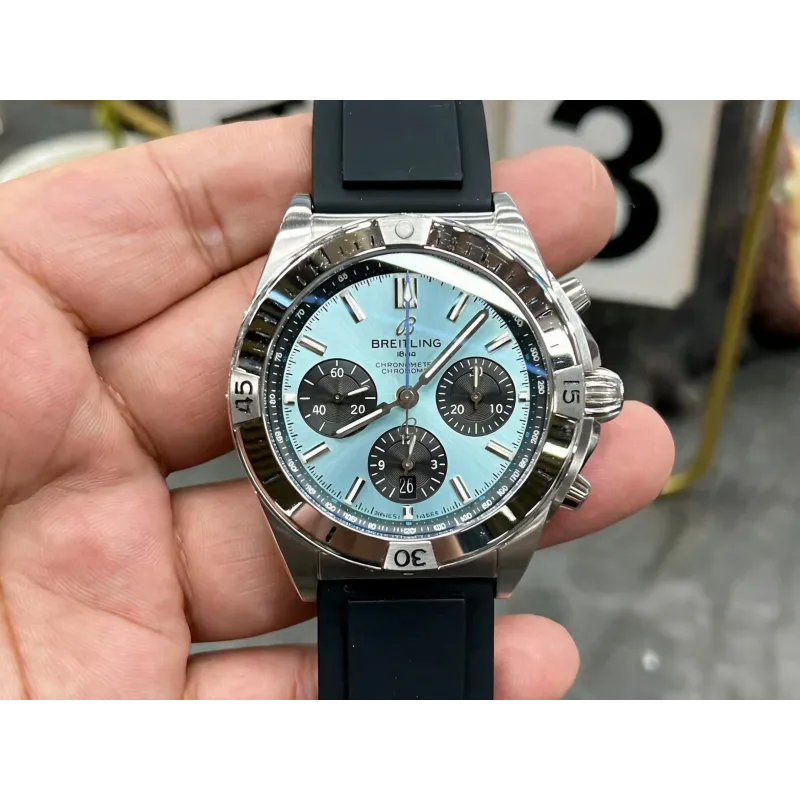 Breitling Chronomat PB0134101C1S1 Replica - Eisblaues Zifferblatt Geriffelte Luenette
